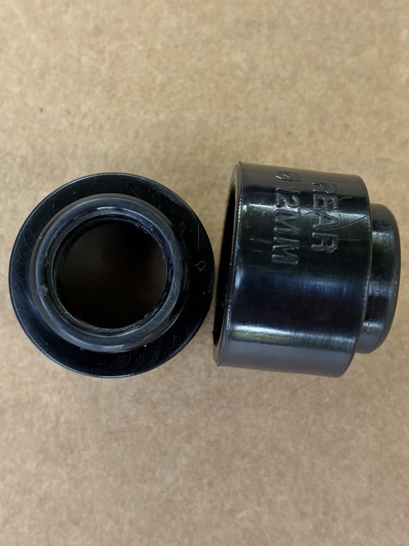 De twee asadapters van de Scicon, gemerkt REAR 12 mm
